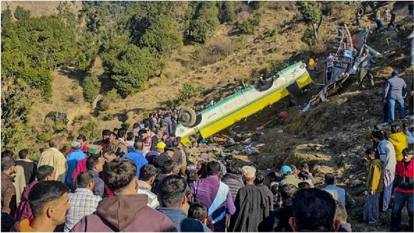 இமாச்சலப் பிரதேசத்தில் சோகம்.. 500 அடி பள்ளத்தில் கவிழ்ந்த பேருந்து! பலி எண்ணிக்கை 14 ஆக உயர்வு