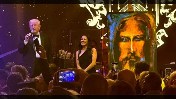 டிரம்ப் ஏலத்தில் விட்ட இயேசு ஓவியம்.. ஒரே கையெழுத்தில் எகிறிய ரேட்.. ஓவர்நைட்டில் சேர்ந்த ரூ.23 கோடி