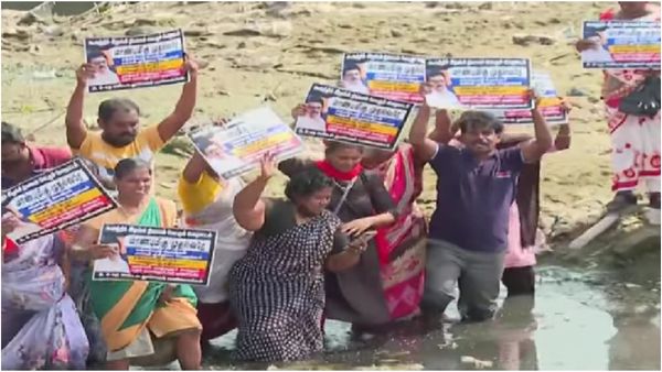 உச்சக்கட்ட அதிருப்தி.. கூவம் ஆற்றில் இறங்கிய தூய்மை பணியாளர்கள்! தமிழக அரசுக்கு எதிராக முழக்கம்