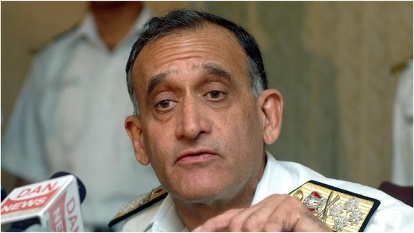 இருப்பை நிரூபிக்க வேண்டுமாம்.. முன்னாள் கடற்படைத் தளபதிக்கு SIR நோட்டீஸ்! ஆக்ஷனில் தேர்தல் ஆணையம்