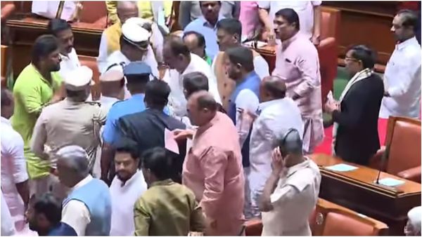கர்நாடக சட்டசபையில் சலசலப்பு! ஆளுநரை தள்ளிவிட்ட காங்., எம்எல்ஏக்கள்? பாஜக பரபர குற்றச்சாட்டு!