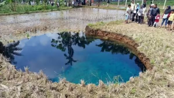 கண்ணாடி தண்ணீரை அள்ளி குடித்த இந்தோனேஷிய மக்கள்.. மறுநொடி நிலத்தில் தோன்றிய மாய நீர் தந்த ஆச்சரியம்