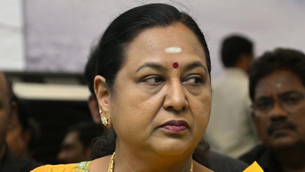 காலங்காத்தால.. முதல் ஃப்ளைட்ல மும்பைக்கு பறந்த பிரேமலதா! கூடவே போன வாரிசுகள்! காத்திருக்கும் பிரளயம்