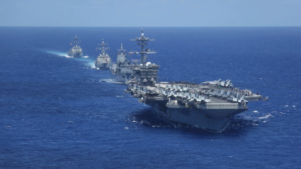 எப்போ வெடிக்கும்னே தெரியாது! ஈரானை நோக்கி பாயும் இரும்பு அரக்கன்.. மத்திய கிழக்கை சூழ்ந்த போர் மேகம்