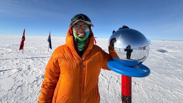 மைனஸ் 30 டிகிரி குளிரில் 115 கி.மீ நடந்தே பயணம்.. தென் துருவத்தில் வரலாற்று சாதனை படைத்த இந்திய பெண்