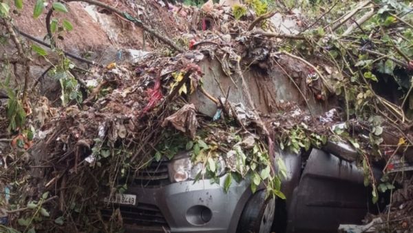 குன்னூரில் விடிய விடிய கொட்டித் தீர்த்த கனமழை.. மண் சரிவால் கார்கள் சேதம் - போக்குவரத்து பாதிப்பு!