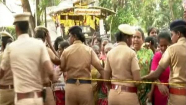 சென்னை மாநகராட்சி ஆணையர் வீட்டை முற்றுகையிட்டு.. உள்ளே செல்ல முயன்ற தூய்மை பணியாளர்கள் கைது!
