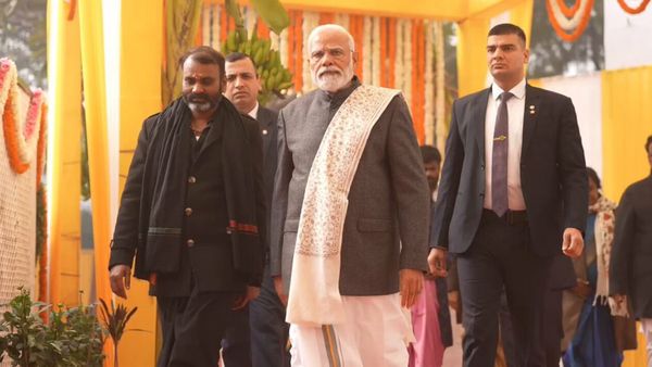 வணக்கம்.. எல்.முருகன் வீட்டில் தமிழில் முழங்கிய மோடி.. தட்டில் ஆரத்தி காண்பித்து பொங்கல் வழிபாடு