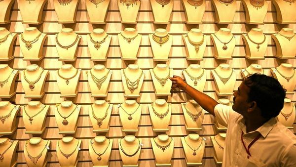 கோல்டு மார்க்கெட்டில் 1 சவரன் ரூ.1.5 லட்சம் வரப்போகுதாமே? ஆபரணங்களின் விலை இப்பவே கண்ணை கட்டுதே