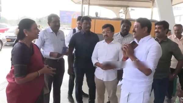 போனில் பேசிட்டிருந்த நயினார்.. பின்னாடியே வந்த துர்கா ஸ்டாலின்.. சென்னையில் மலர்ந்த அரசியல் நாகரீகம்