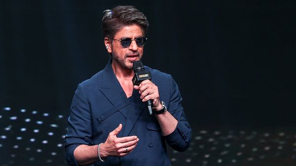 அமெரிக்க ஏர்போர்ட்டில் கைதான ஷாருக்? உடனே தலையிட்ட காங்கிரஸ் முக்கிய புள்ளி! என்ன நடந்தது தெரியுமா?