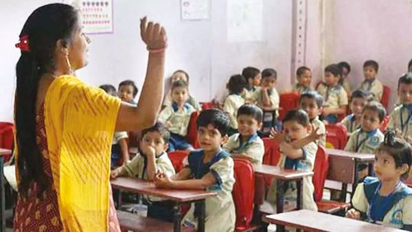 அரசு பள்ளி ஆசிரியர்களுக்கு அதிரடி உத்தரவு.. வேலைக்கு வராவிட்டால் சம்பளம் இல்லை.. தமிழக அரசு முடிவு