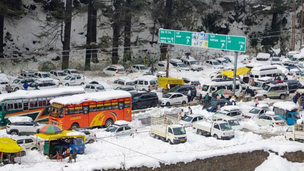15+ கிமீ டிராபிக்.. நடுரோட்டில் சிக்கிய தமிழர்கள்! மணாலிக்கு டூர் போன இடத்தில் ஷாக். என்ன நடந்தது?