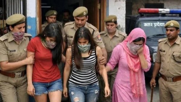 உ.பி. பெண் ஐஏஎஸ் அதிகாரி வீட்டில் விபச்சாரம்.. வாடகைக்கு வீடு எடுத்து அசிங்கம்.. சிக்கியது எப்படி?