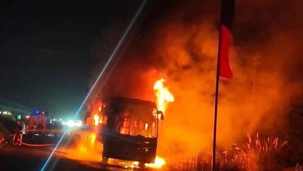 பரமக்குடியில் அதிகாலை பயங்கரம்.! பெங்களூர் சென்ற பேருந்து தீப்பற்றி எரிந்தது.. பயணிகள் நிலை என்ன!