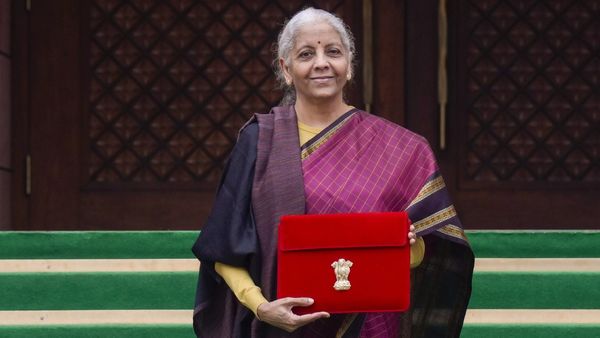 பட்ஜெட் தாக்கலின்போது நிர்மலா சீதாராமன் உடுத்தியிருந்த காஞ்சிபுரம் பட்டுப் புடவை.. பின்னணி என்ன?