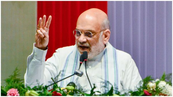 நாட்டில் இந்தி மொழியை ஊக்குவித்தால் தாய் மொழியும் சேர்ந்து வளருமாம்.. சொல்வது அமித்ஷா!