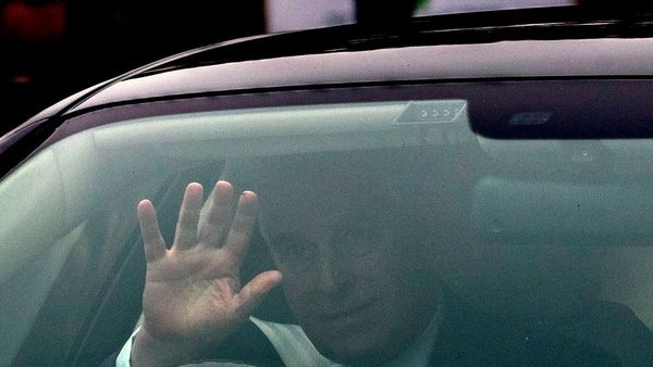 ஏ அமெரிக்க ஏகாதிபத்தியமே.. பிரிட்டன் நடுநடுங்க.. டிரம்ப் அசராமல் இருப்பது எப்படி?