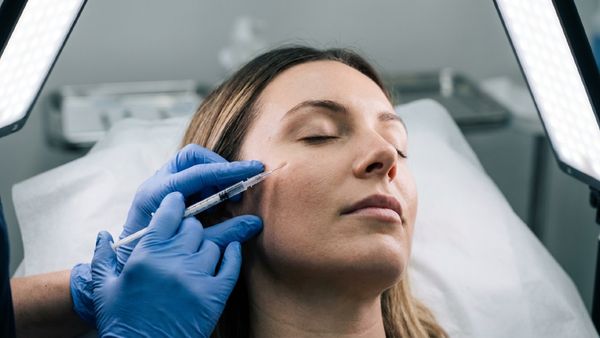 மார்பகத்தை அழகாக காட்ட.. உயிரிழந்தோர் கொழுப்பை உடலில் செலுத்தி கொள்ளும் பெண்கள்.. வினோத டிரெண்ட்