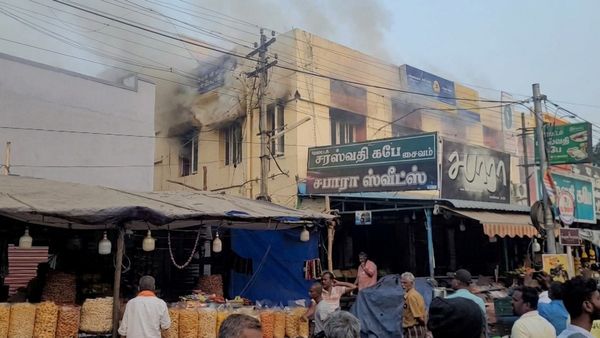 தென்காசி அருகே அதிகாலையிலேயே பற்றி எரிந்த இந்தியன் வங்கி.. தீயணைக்கும் பணி தீவிரம்