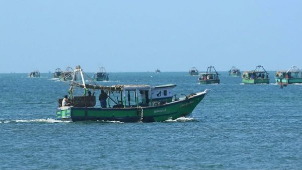 அத்துமீறிய இலங்கை கடற்படை! எல்லை தாண்டி மீன் பிடித்ததாக 25 மீனவர்கள் சிறைபிடிப்பு