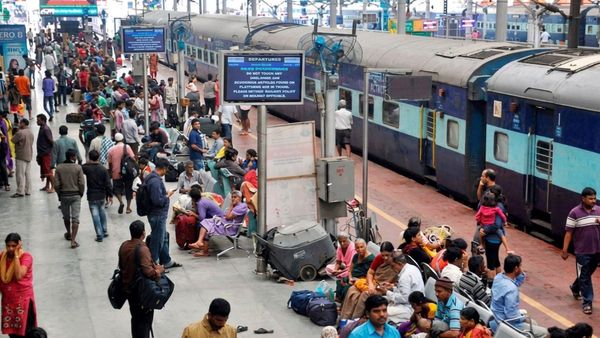 சென்னை புறநகர் ரயில் நிலையங்களில் அலைமோதும் கூட்டம்! ஆயிரக்கணக்கான பயணிகள் கடும் அவதி