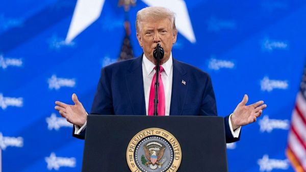 நீதிமன்றம் குட்டு வைத்தும் அடங்காத டிரம்ப்.. 10% வரியை 15% உயர்த்தி அறிவிப்பு.. ஆட்டம் முடியப்போகுது