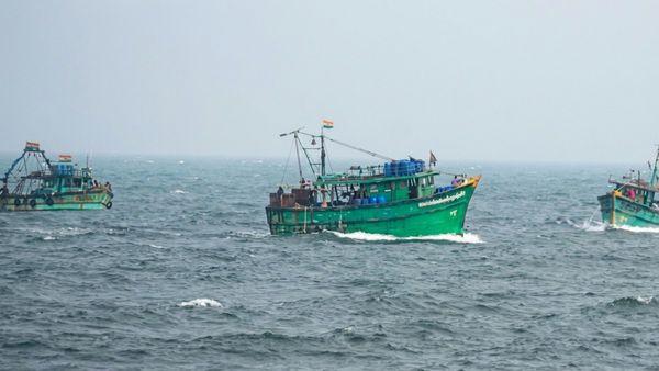 தூக்கத்தில் இருந்தபோதே பாம்பன் மீனவர்கள் 12 பேரை சிறைபிடித்த இலங்கை ராணுவம்! காஸ்ட்லி படகும் போச்சு