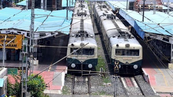 தண்டவாளத்தில் இறங்கி நடந்த சென்னை பயணிகள்! சொதப்பிய 49 எலக்ட்ரிக் ரயில் சேவை: செங்கல்பட்டில் மாற்றம்