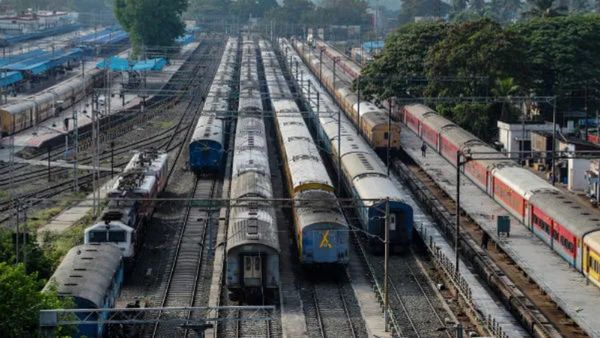 சென்னை பயணிகள் கவனத்திற்கு.. தாம்பரம் - கடற்கரை இடையே இன்று முதல் 20 சிறப்பு ரயில்கள் இயக்கம்!