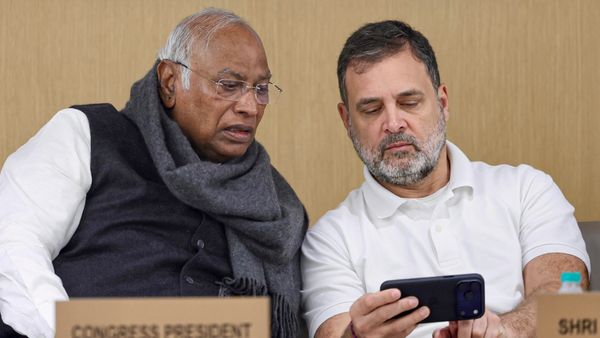 தனக்கு தானே குழியை தோண்டும் காங்கிரஸ்? தலையிட்ட டெல்லி தலைமை.. பறந்த முக்கிய உத்தரவு!