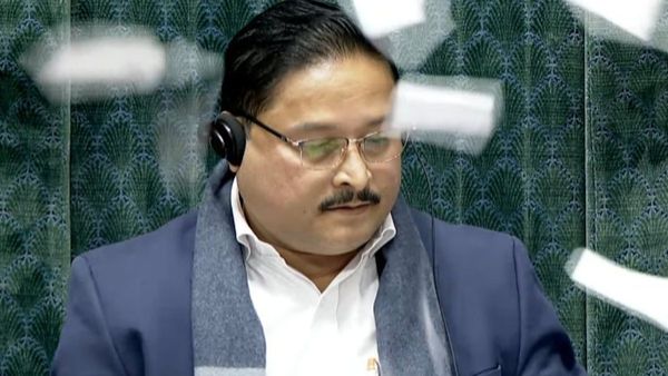 லோக்சபாவில் சபாநாயகர் இருக்கை மீது காகிதங்களை கிழித்து வீச்சு.. 8 எம்பிக்கள் சஸ்பெண்ட்