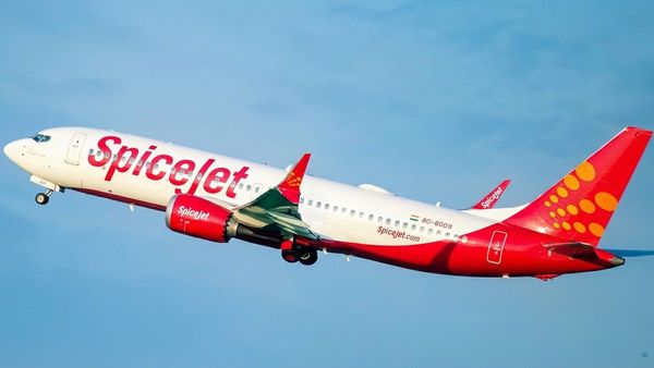 150 பேருடன் சென்ற விமானத்தில் நடுவானில் என்ஜின் கோளாறு.. பயணிகள் திக் திக்! டெல்லியில் அவசர தரையிறக்கம்