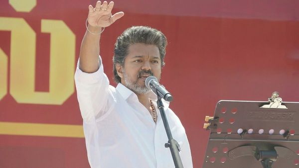 ஸ்டாலின் மீது பாயும் விஜய்.. பீகார் தேர்தலின்போது ரூ.10,000 கொடுத்ததற்கு வாயே திறக்கலையே?!