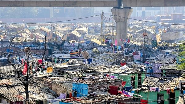 பிரதமர் இல்லம் அருகே உள்ள.. குடிசைகளை காலி செய்ய உத்தரவு! 717 குடும்பங்களுக்கு சிக்கல்!