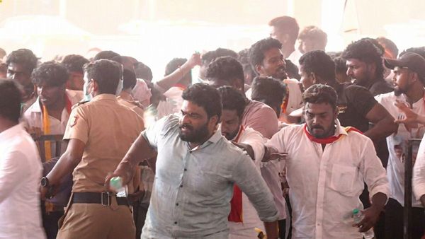 TVK: பாஸ் இல்லாத தவெகவினர் திடீரென தடுப்புகளை உடைத்து உள்ளே புகுந்ததால் பரபரப்பு.. விரட்டிய போலீசார்