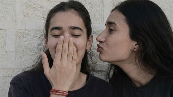 திருமண நாளில்.. இணை பிரியா சகோதரிகள் எடுத்த விபரீத முடிவு.. ஒட்டுமொத்த ஊரும் ஆடிப்போச்சு!