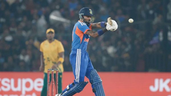 109 மீட்டர் சிக்ஸ்.. இதுதான்டா பாண்டியா பவர்.. கொஞ்சமும் பாவம் பார்க்காமல் வெளுத்த ஹர்திக்!