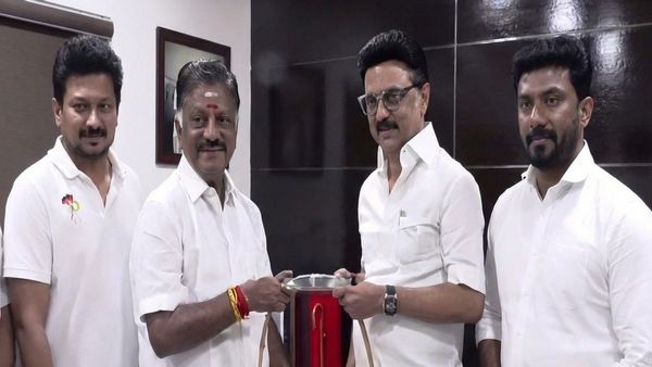 திமுக கூட்டணியில் ஓ பன்னீர் செல்வம்? பழக்கூடை கொடுத்து முதல்வர் ஸ்டாலினுடன் சந்திப்பு