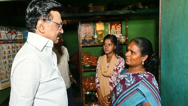 5,000 வந்ததா? திருப்பத்தூரில் ஏழை பெண் வீட்டிற்கு நேரில் சென்று விசாரித்த ஸ்டாலின்.. பூரித்த மகளிர்