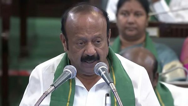 ஆசையாய் பச்சை துண்டை கொடுத்த அமைச்சர்.. முகத்தை திருப்பிக் கொண்ட காங்., கடுகடு முகத்துடன் பெருந்தகை!