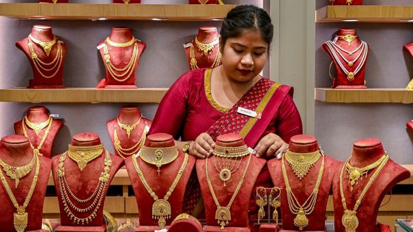 இது வெறும் தொடக்கம் தான்.. தாறுமாறாக சரியும் தங்கம் விலை.. கதறும் நகை வியாபாரிகள்.. என்ன நடக்கிறது?