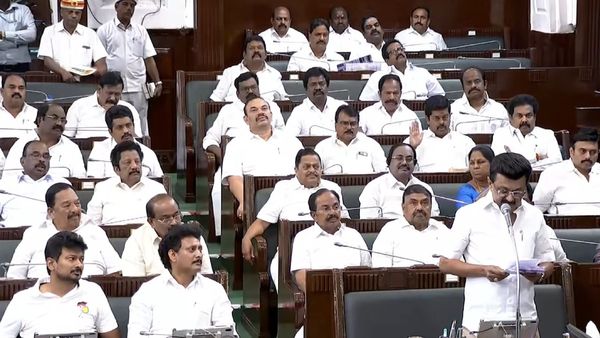 துரைமுருகன் இடத்தில் அன்பில் மகேஷ்.. முதல்வர் சீட்டுக்கு அடுத்த இருக்கையில்.. உதயநிதிக்கு அருகில்!