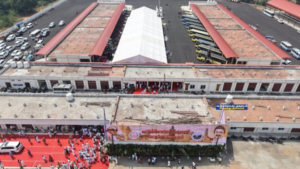 பட்டுக்கோட்டை பஸ் ஸ்டாண்ட் பளபளக்குதே.. ரூ.20 கோடியில் செம வசதிகள்.. திறந்து வைத்த உதயநிதி ஸ்டாலின்!