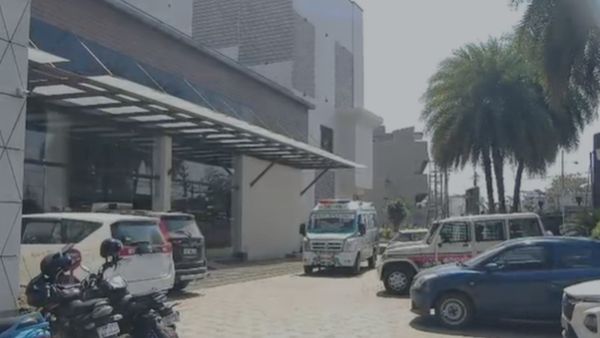 திருப்பூரில் பிரபல சொகுசு ஓட்டலில்.. அறை எண் 402ல் தொழில் அதிபர் இருந்த கோலம்.. ஆடிப்போன ஊழியர்கள்