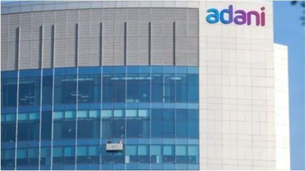 அதானி நிறுவனத்தின் நற்பெயருக்குக் களங்கம்: காந்திநகர் நீதிமன்றம் அதிரடி தீர்ப்பு!