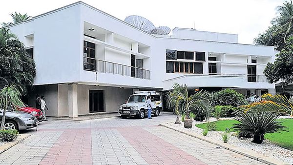 வருமான வரி ஏலம்.. ஜெயலலிதா வீடு காப்பாற்றப்படுமா.. எடப்பாடி, ஓபிஎஸ் தலையிடுவார்களா?