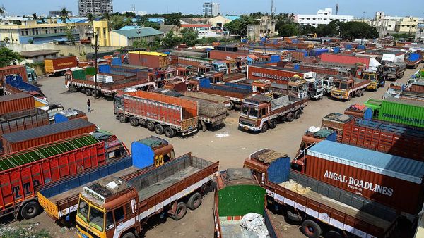 எப்சி கட்டணம் 10 மடங்கு உயர்வு.. நாமக்கல் லாரி உரிமையாளர்கள் எடுத்த அதிரடி முடிவு