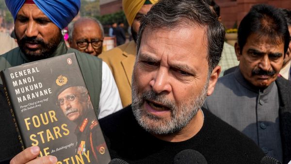 பூதாகரமாக வெடிக்கும் நரவனே புத்தகம்.. நாடாளுமன்றத்தில் நின்றபடி ராகுல் சொன்ன விஷயம்.. பரபரப்பு