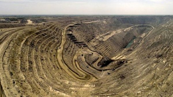 உயிரை பணயம் வச்சு..கேஜிஎஃப்-ல் சல்லடை போட்டு சலிக்கும் கன்னடர்கள்! ஒரு கிராம் கிடைச்சா கூட போதுமாம்!